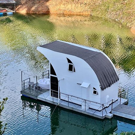 Отель Casa Flotante La Trinidad Гуатапе Экстерьер фото