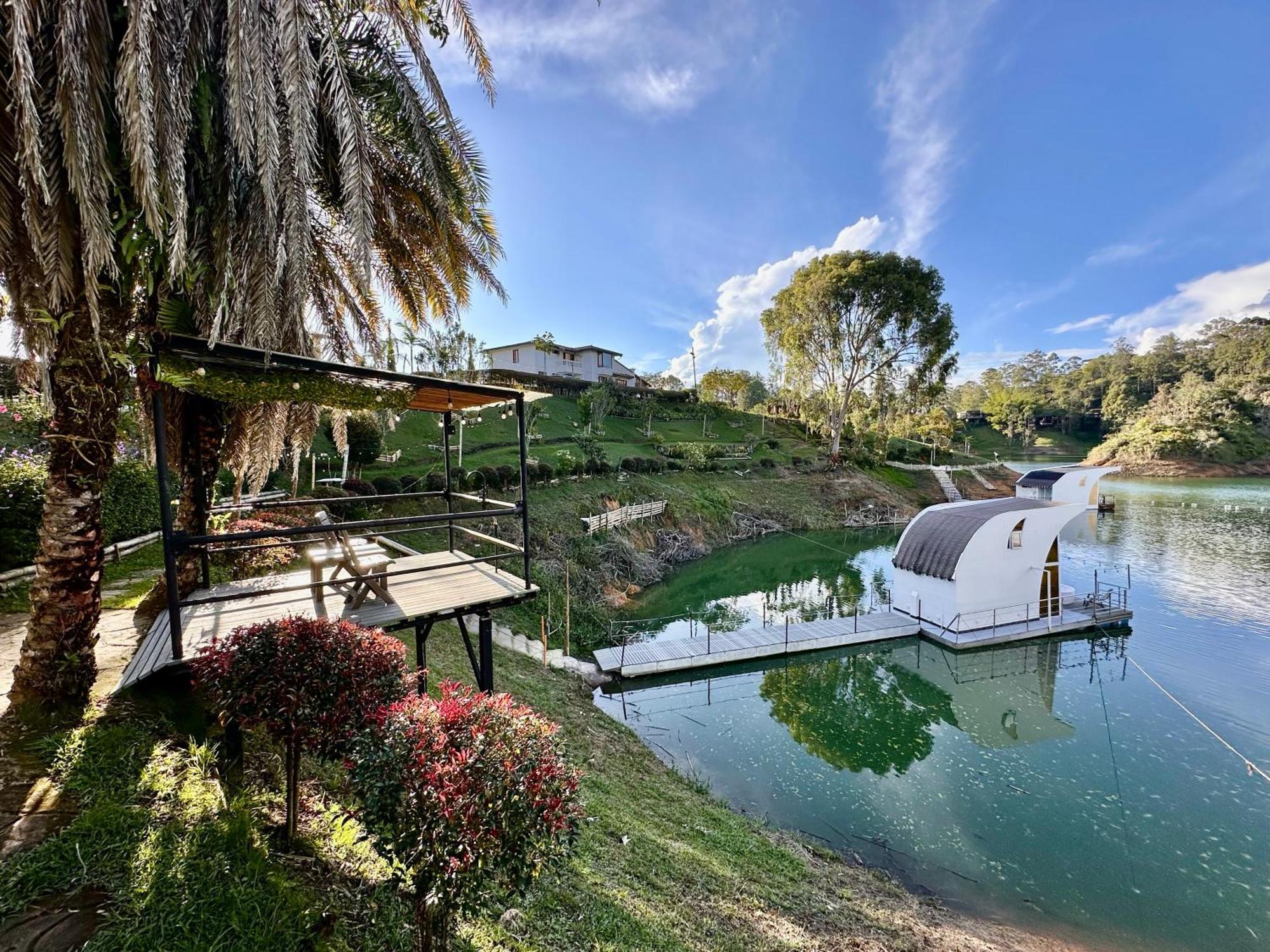 Отель Casa Flotante La Trinidad Гуатапе Экстерьер фото