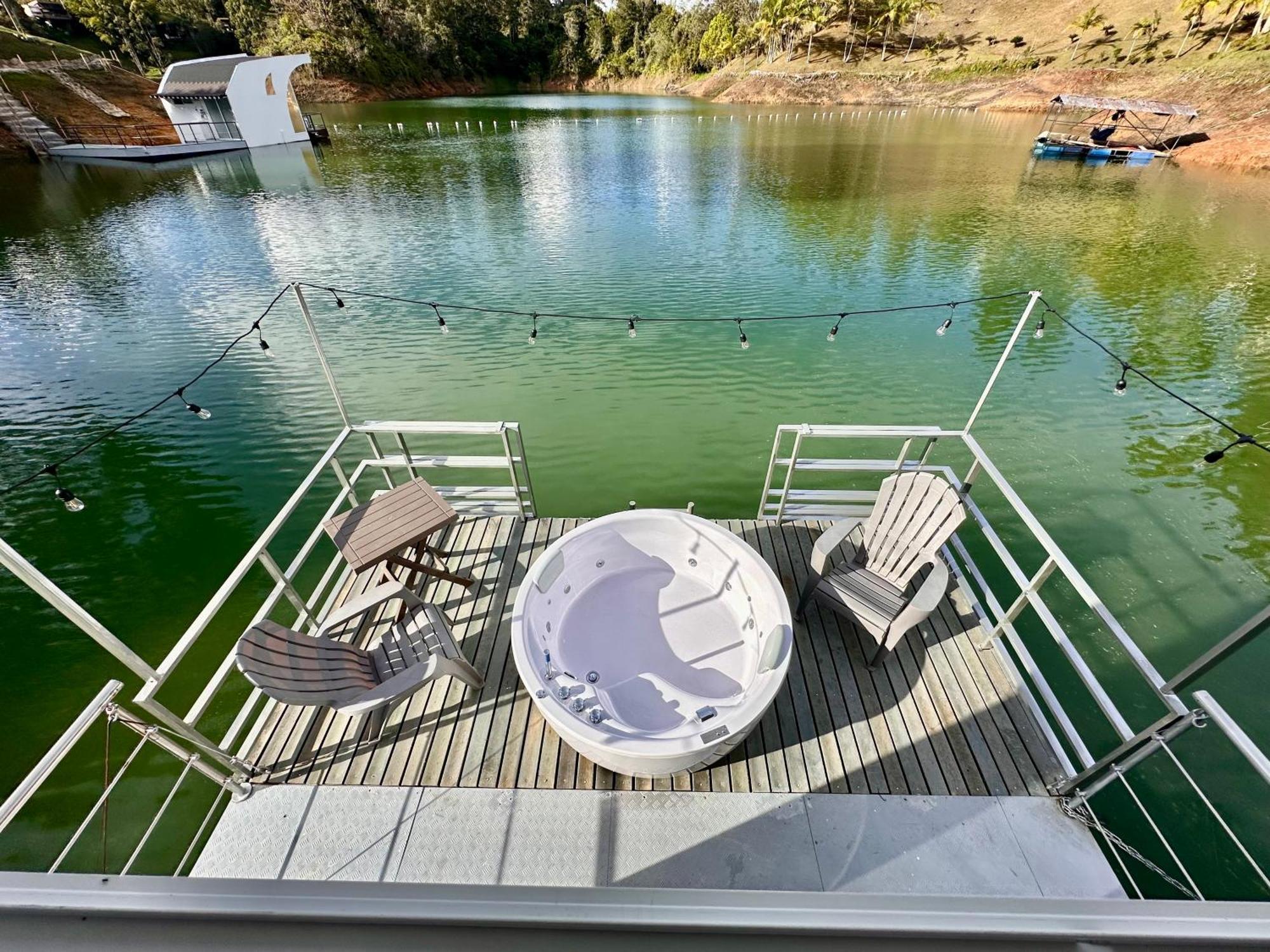Отель Casa Flotante La Trinidad Гуатапе Экстерьер фото