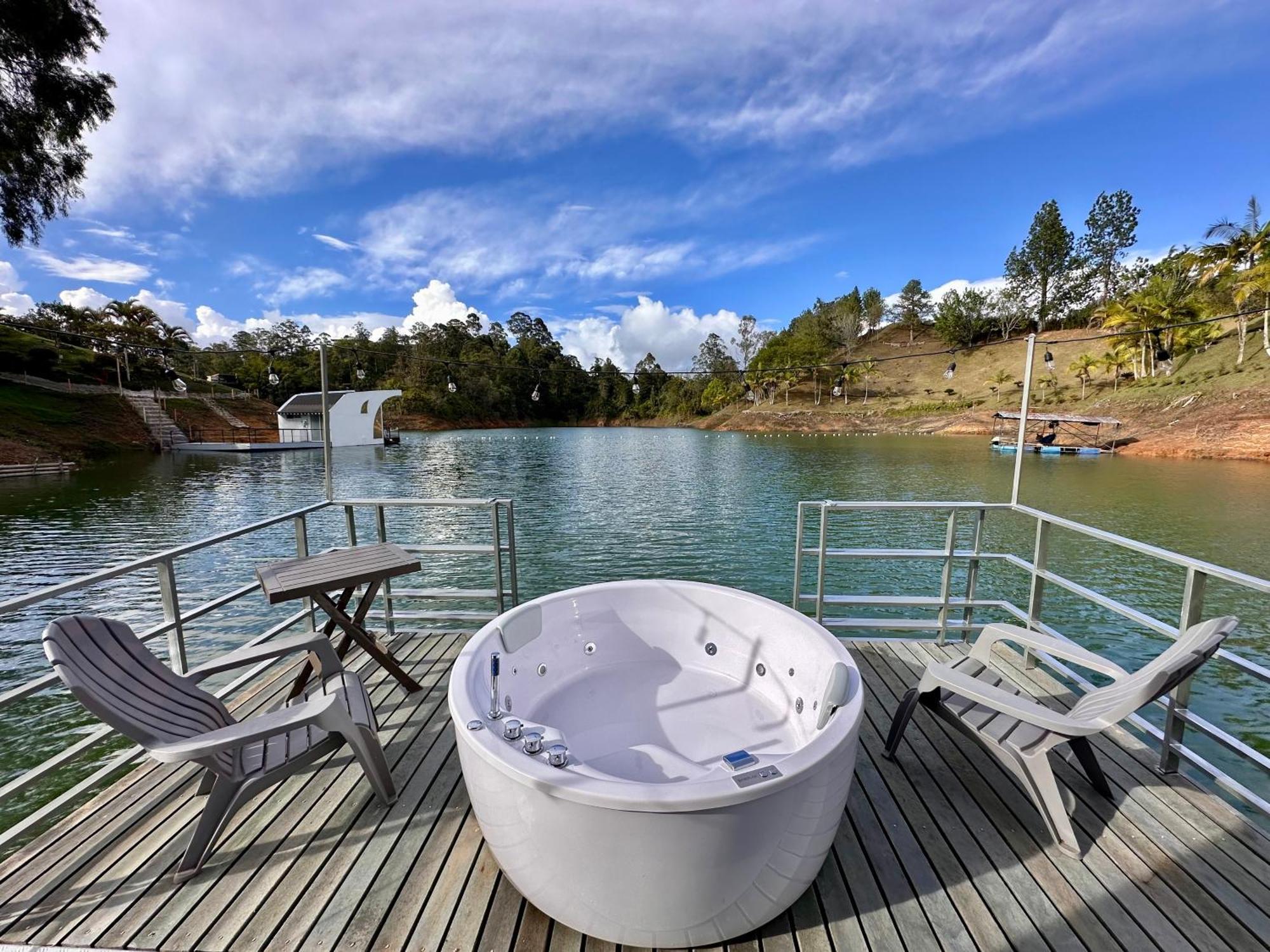 Отель Casa Flotante La Trinidad Гуатапе Экстерьер фото